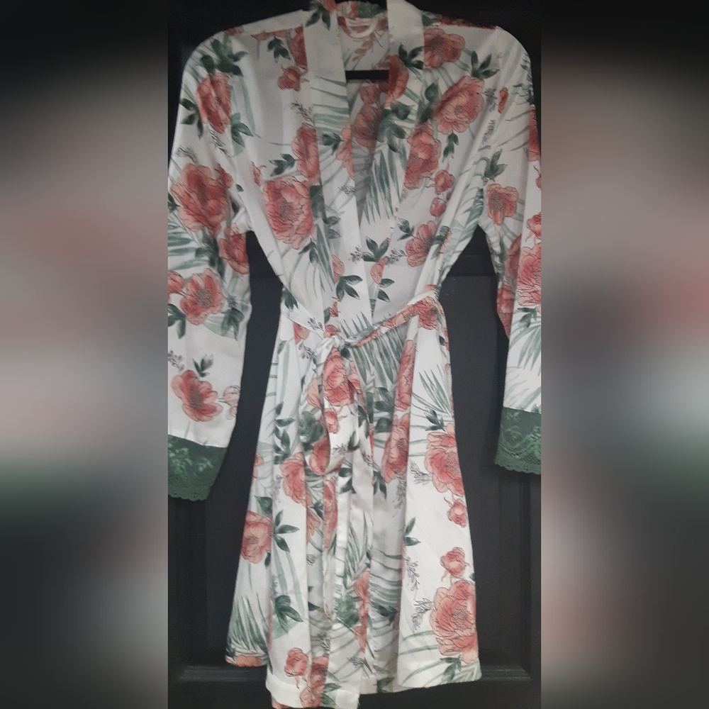Luxurious La Vie En Rose Feminine Floral Kimono with Lace Trim Size S Silky Feel